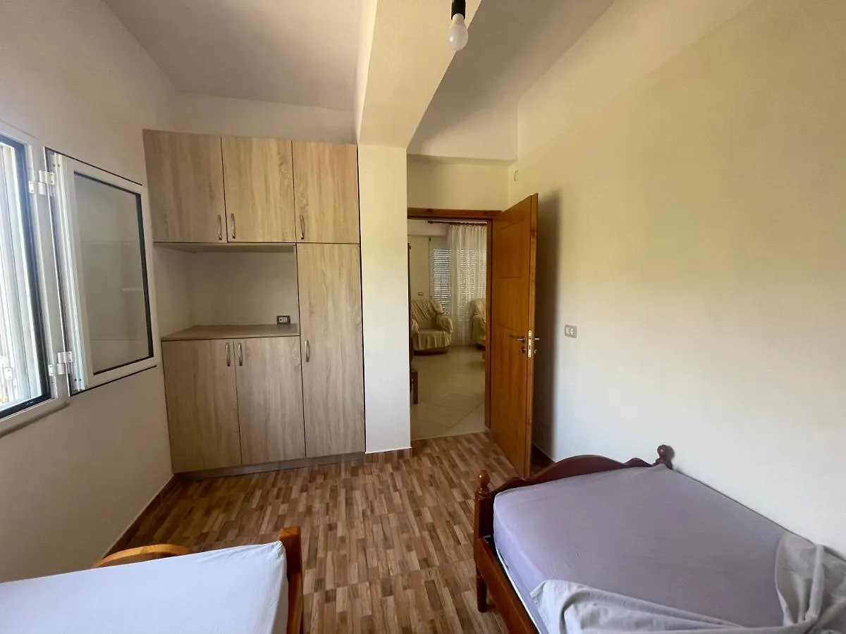 Qeparo Hill Apartments בית הארחה